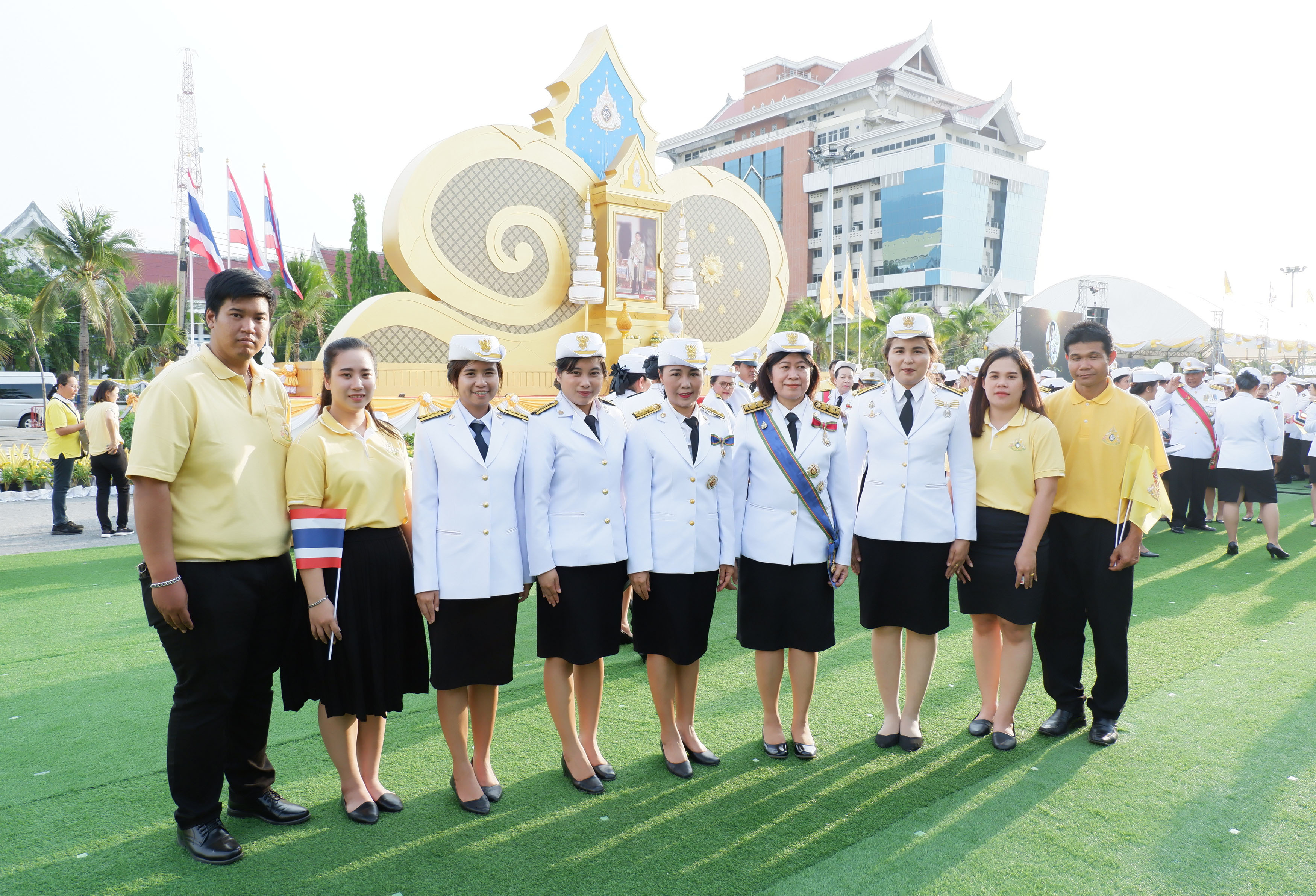 ร่วมพิธีลงนามถวายพระพรชัยมงคล พระบาทสมเด็จพระปรเมนทรรามาธิบดี ศรีสินทรมหาวชิราลงกรณ พระวชิรเกล้าเจ้าอยู่หัว เนื่องในโอกาสพระราชพิธีบรมราชาภิเษก