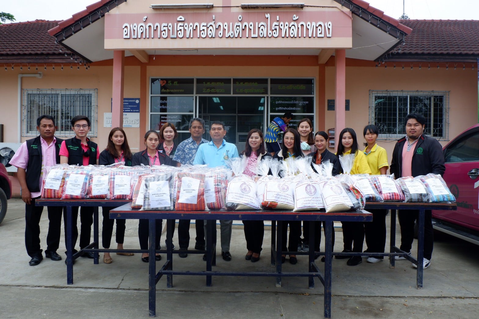 ช่วยเหลือผู้ประสบปัญหาอุทกภัยน้ำท่วมในพื้นที่ ต.ไร่หลักทอง อ.พนัสนิคม จ.ชลบุรี