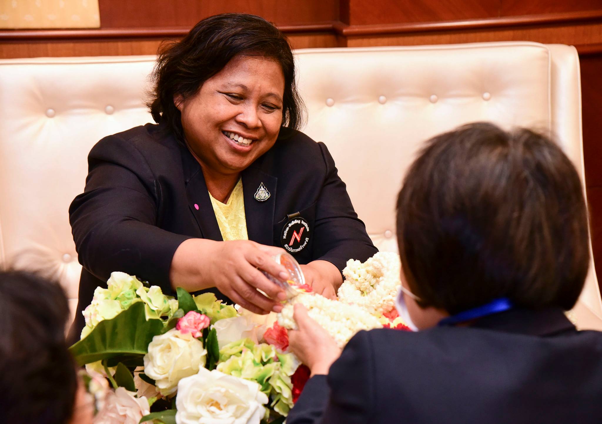 รดน้ำขอพร เนื่องในโอกาสเทศกาลวันสงกรานต์ ประจำปี 2564 