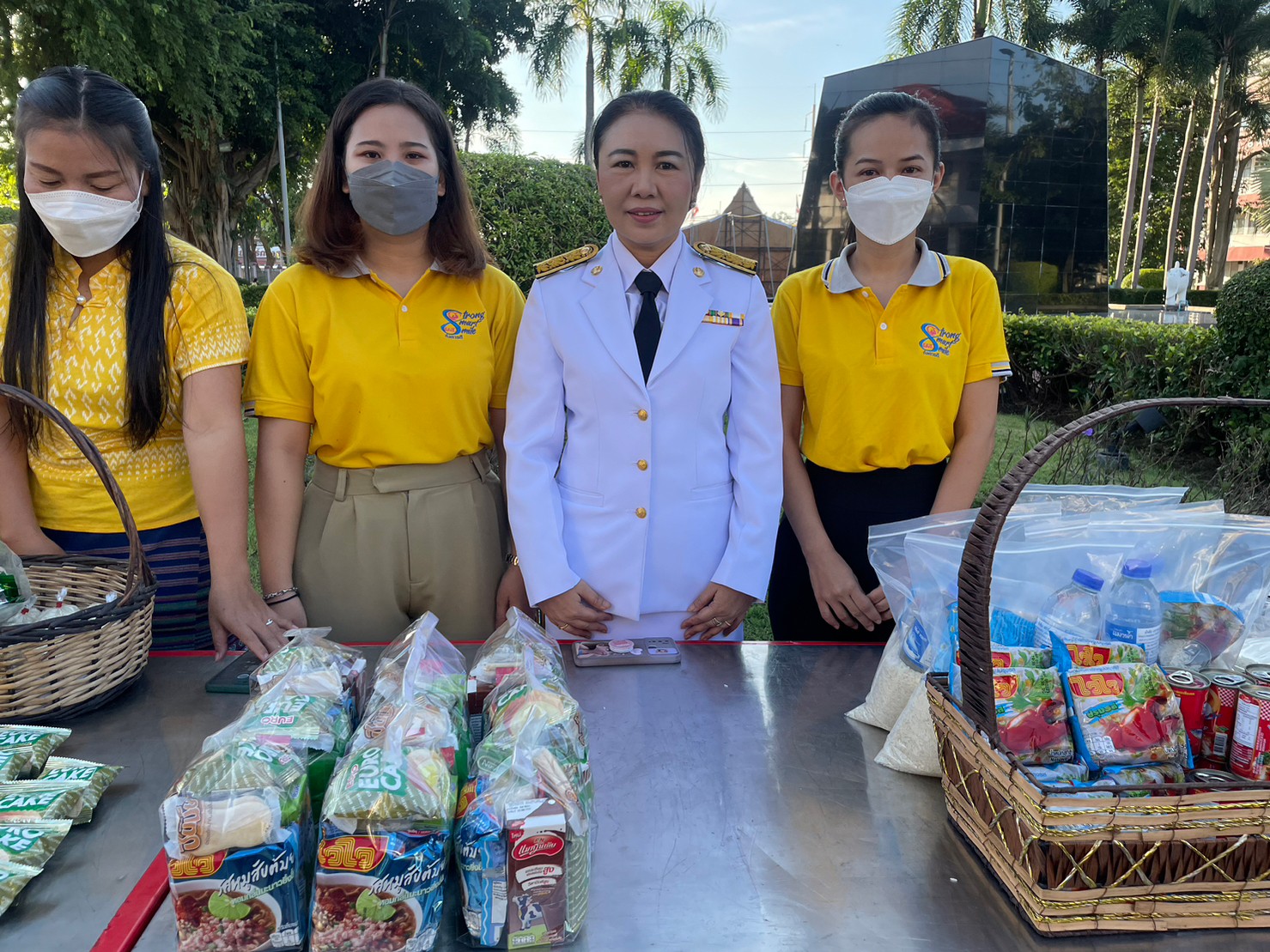 ทำบุญตักบาตรถวายพระราชกุศล เพื่อน้อมรำลึกในพระมหากรุณาธิคุณ เนื่องในวันคล้ายวันสวรรคต พระบาทสมเด็จพระบรมชนกาธิเบศร มหาภูมิพลอดุลยเดชมหาราช บรมนาถบพิตร