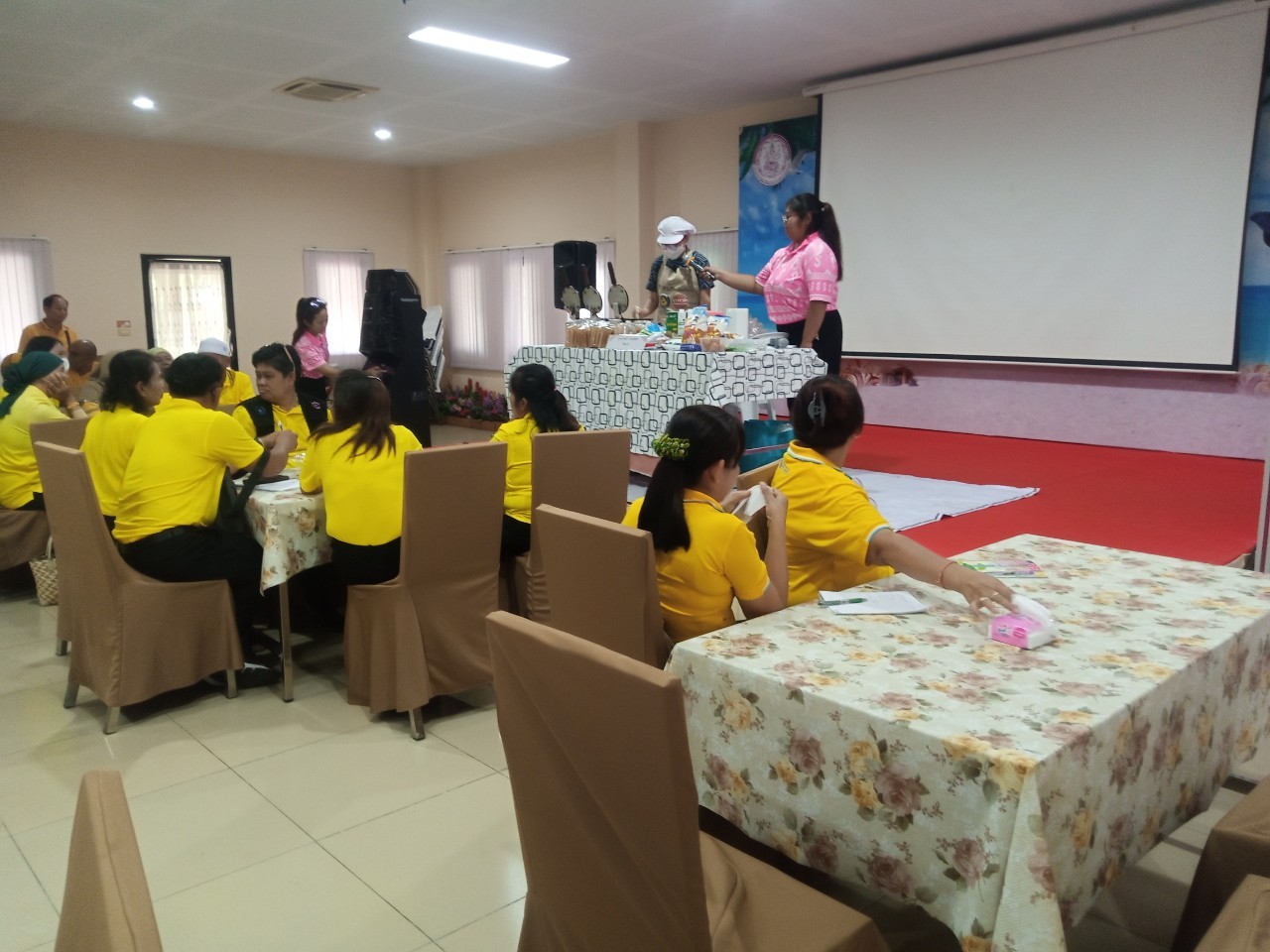 โครงการส่งเสริมด้านอาชีพและถ่ายทอดภูมิปัญญาผู้สูงอายุ ครั้งที่ 5 การทำขนมทองม้วน